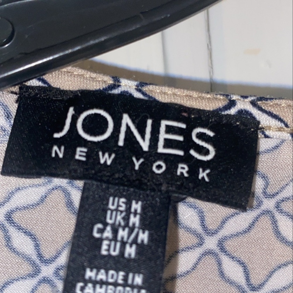 Women’s sleeveless top. Comfortable & slightly worn. White, black, tan print.